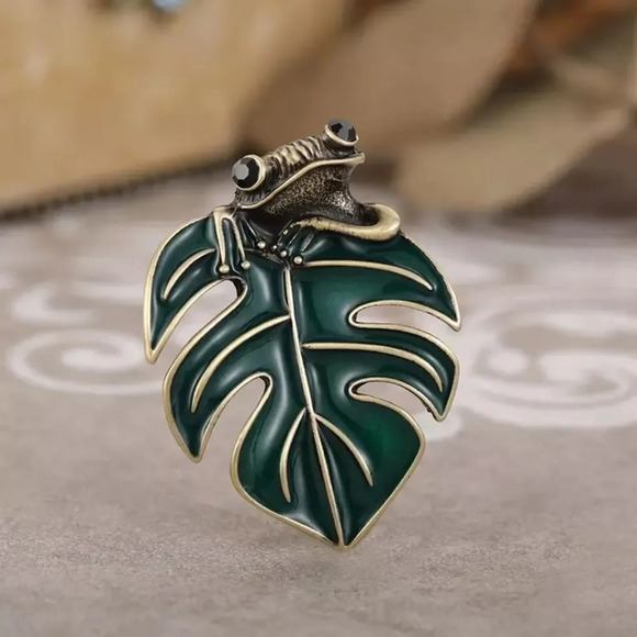 VQ Frog Brooch - Picture 2 of 6